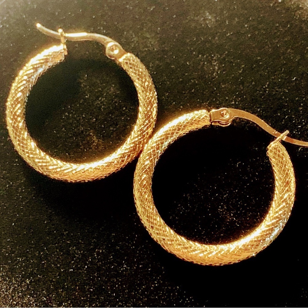 NEW Meghan Markle Inspired Gold Snakeskin Embossed Gold-Plated Steel 1” Hoops